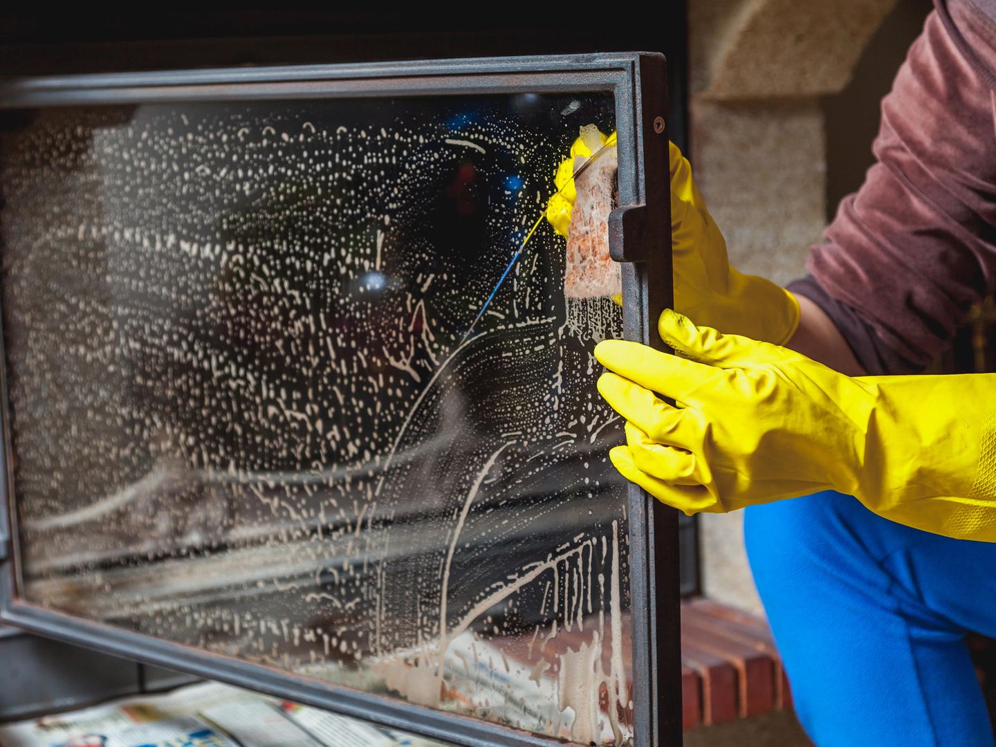 Как очистить стекло печи или камина от копоти и сажи?