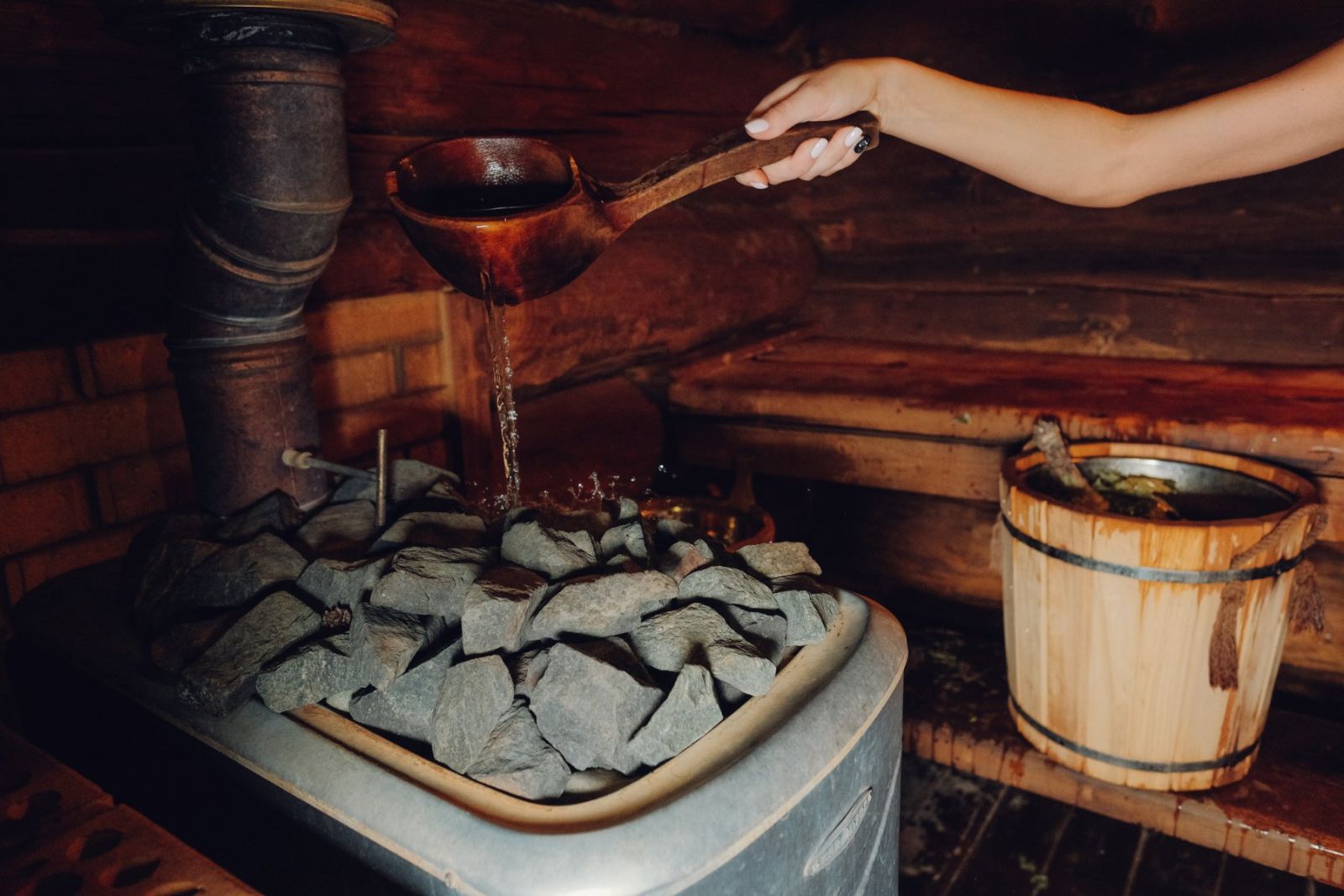 Какую воду лить на камни в бане